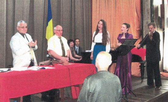 Soprana Adina Ciocoveanu și violonistul Răzvan Ștefan interpretând lieduri