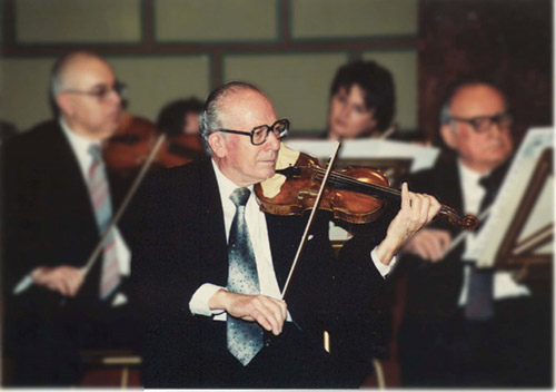 Prof. univ. dr. ing. Mircea Cazacu (1934–2014), concert-maestru și solist al orchestrei