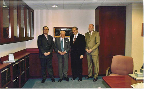 New York, 2004: Maestrul Petru Ghenghea (centru) lângă Andrei Iliescu (stânga), cu președintele ASME, Harry Armen, și directorul executiv Virgil Carter, la pregătirea turneului din 2005 la Societatea Americană a Inginerilor Mecanici.