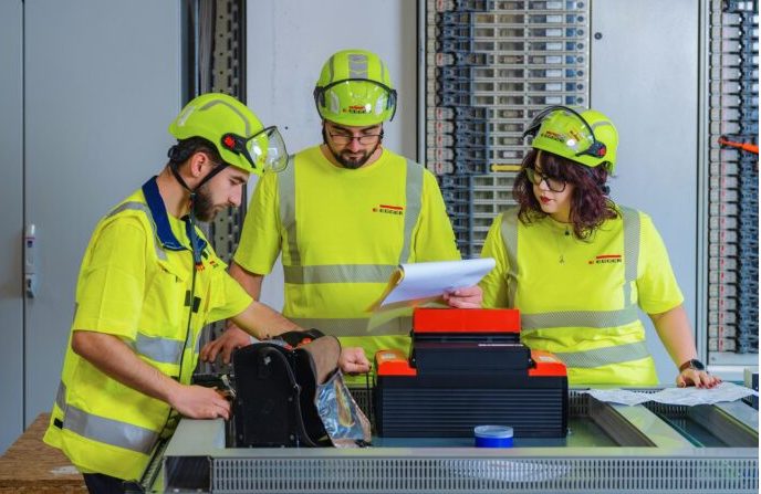 Industria își formează singură specialiștii. Cum recrutează EGGER electricieni, automatiști și ingineri în nord-estul României